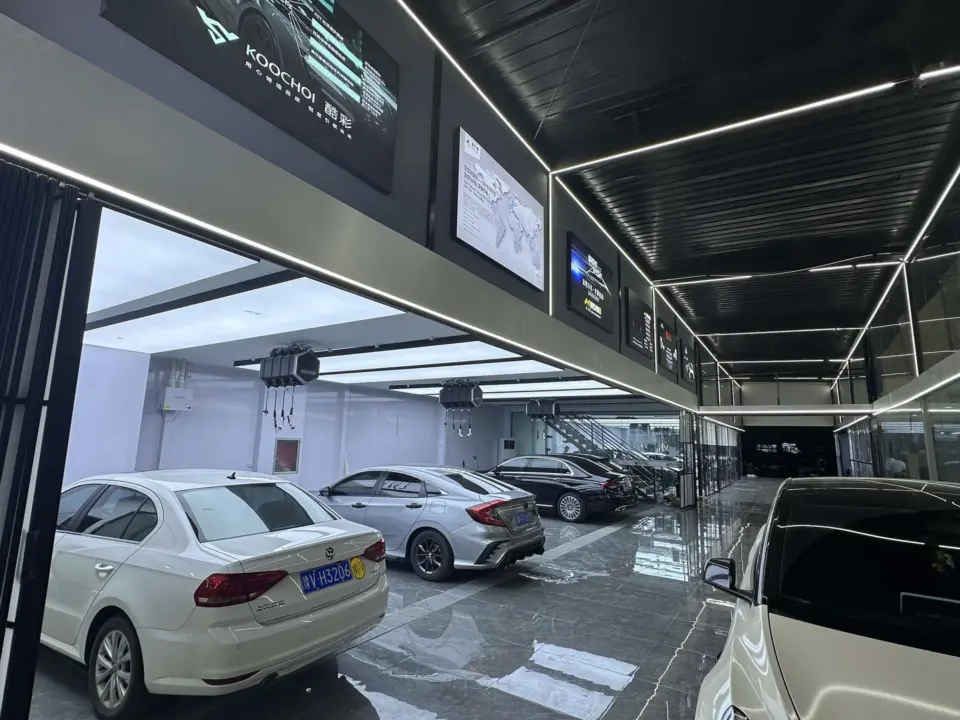 百莱创郑州旗舰店汽车贴膜车间实景